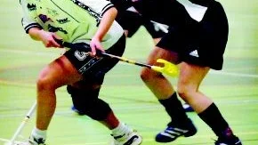 Foto: Matilda Ahl WIBK på efterkälken. Det är Värnamos Madeleine Oscarsson (i vitt) som snuvar WIBK:s Ulricha Johansson på bollen.