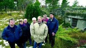 Foto: ANDERS LILJEGREN Patrik Törnblom, Sara Kjell, Lennart Kjell, Gerd Persson, Reijo Laitinen, Arne Cederlöf och Leif Ringdahl bor alla i närheten av bergrummet i Västralund och vill få möjlighet till större delaktighet i planerna kring bergrummets framtida användning.