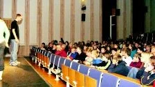 Foto: HANS BRANDIN Teatergruppen Tage Granit tog hjälp av publiken att utforma sin föreställning på Åbyskolan. Den fick komma med förslag till hur skådespelarna skulle klara sig ur tilltrasslade situationer och så provades några av förslagen på scenen.