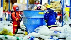 Foto: ANDERS STEINER Räddningsmanskapet fick gå varsamt fram vid släckningen av aluminiumbranden på DuPont Powder Coatings i Västervik sent på onsdagskvällen.