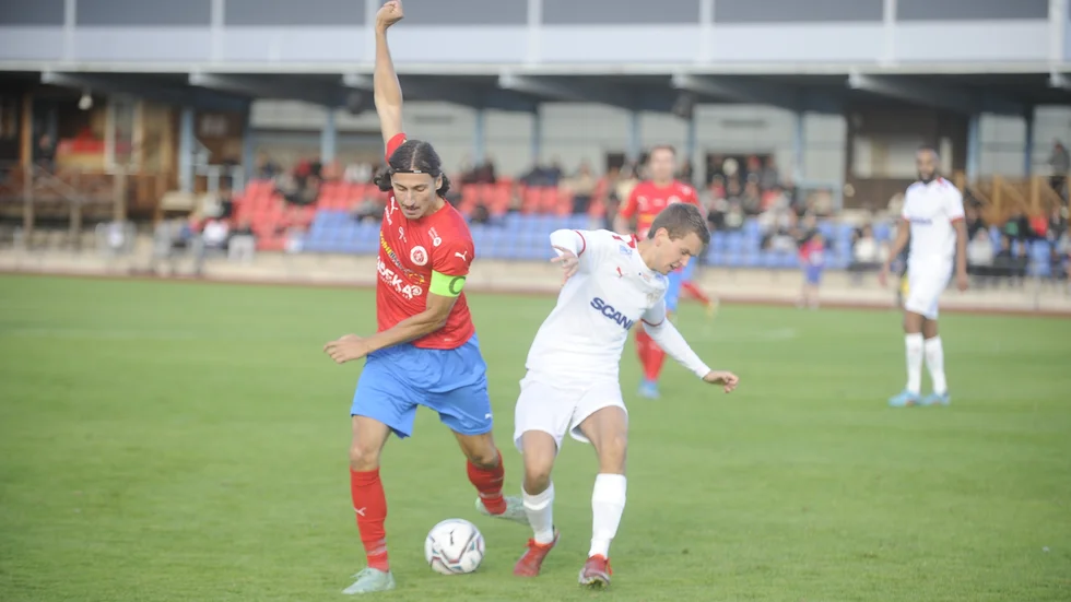 Bissarnas lagkapten Enis Ahmetovic mot Assyriska FF på Rosvalla tidigare i år. Södertäljelaget finns kvar som motståndare för NBIS även nästa år.