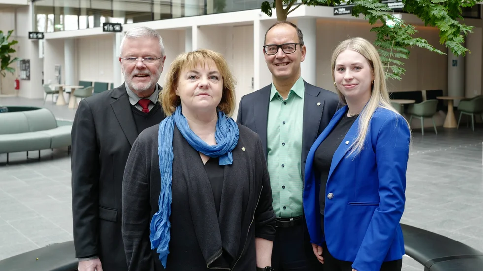 Lars Björndahl, Carina Kumlin, Stefan Hanna, Lina Hamberg och Thomas Blomqvist (ej) i bild från Utvecklingspartiet demokraterna replikerar alliansen och Handelskammaren om spårväg.