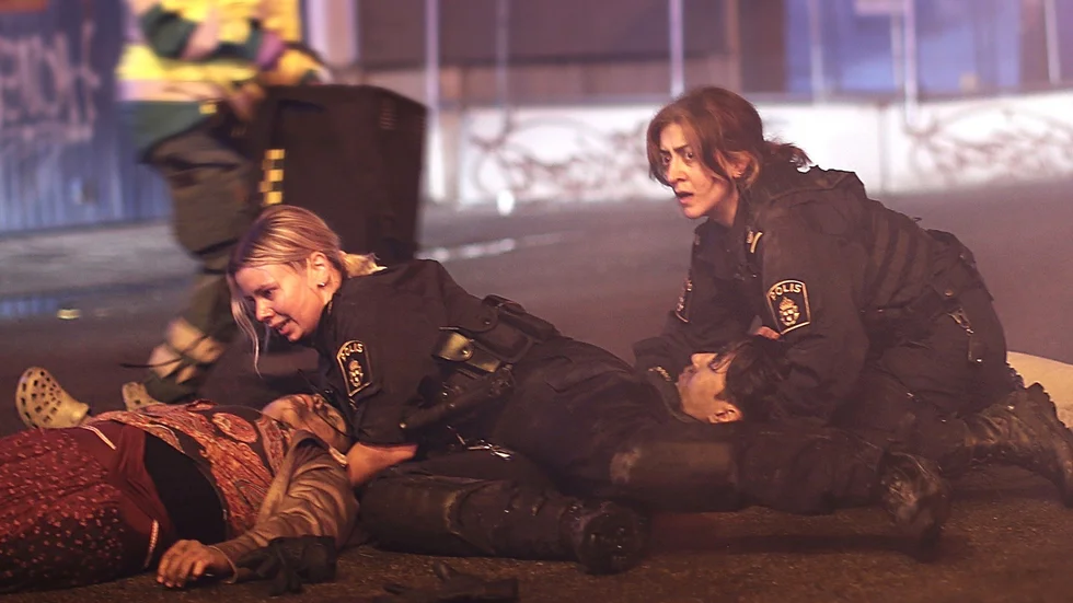Amanda Jansson (Sara) och Gizem Erdogan (Leah) hamnar i hetluften redan i första avsnittet när "Tunna blå linjen" nu är tillbaka med en andra säsong.