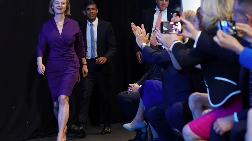 Liz Truss framför motståndaren i partiledarstriden, Rishi Sunak.