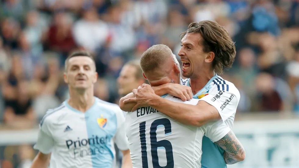 Djurgårdens Gustav Wikheim jublar med Victor Edvardsen (#16). Edvardsen blev senare varnad och missar nästa helgs derby mot Hammarby.