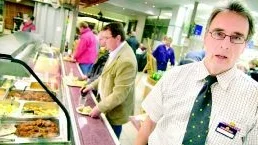 Den lönsamma restaurangen på Hemköp läggs ner. Tråkigt, tycker butikschefen Magnus Jannas.