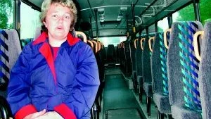 Busschaufförren Thomas Fahlström och Marita Svensson växlar några ord innan avgång till Getterums garage.