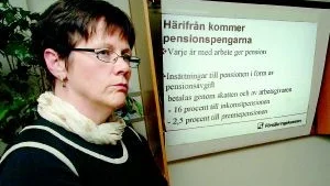Foto: ANDERS LILJEGREN Arbeta eller gå i pension? På torsdagskvällen fick ett 50-tal Västerviksbor som alla fyller 61 första halvåret i år en mängd information om hur deras pension kommer att bli, av Försäkringskassans informatör Lisbeth Gustafsson.