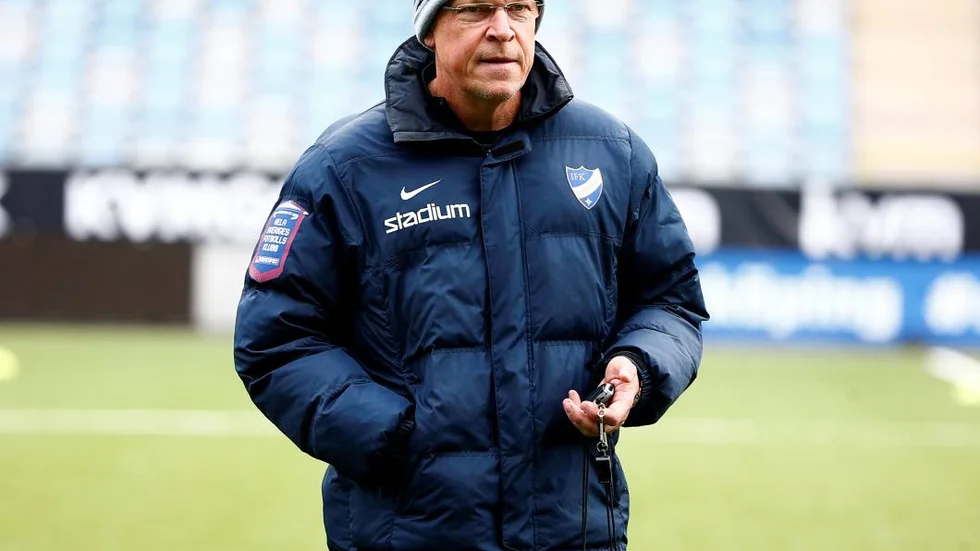 "Vi har så skickliga passningsspelare att vi skjuter upp ena ytterbacken som en ytter, för att kunna få tre centrala mittfältare"