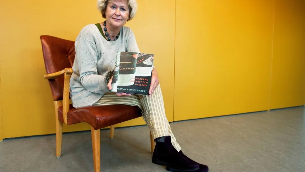 Ny bok. Bonnie Festin - här i en stol formgiven av Erik Chambert - arbetar som utställningsintendent vid Norrköpings stadsmuseum och har tidigare bland annat skrivit en bok om arkitekten Carl Bergsten och gjort filmen "Stolen" som handlar om Erik Chambert.