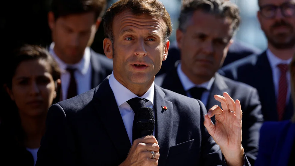 Frankrikes president Emmanuel Macron tar tag i sina planer för att stöpa om pensionssystemet, vilket möter motstånd. Bilden togs i ett annat sammanhang i torsdags.