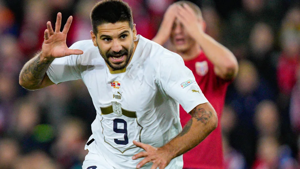 Serbiens Aleksandar Mitrovic jublar efter sitt 2–0-mål i bortasegern mot Norge.