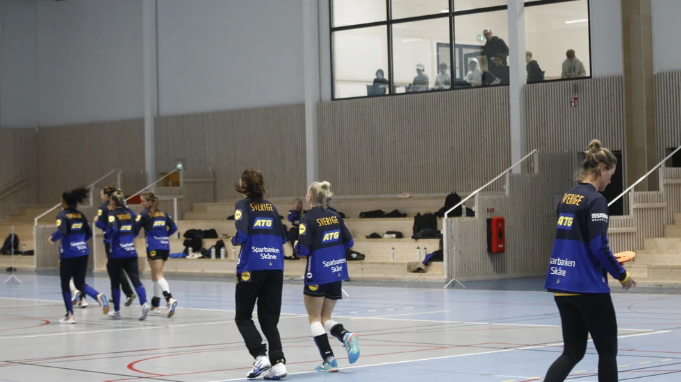Några nyfikna elever från Tiundaskolan tittade förbi under landslagets träningspass.