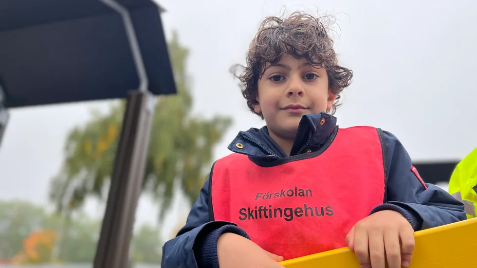 Marcelo Mahad, 5 år, är nöjd med den nya lekparken i Skiftinge – och främst med hängbron. "Det är så roligt att kunna gunga här", säger han.