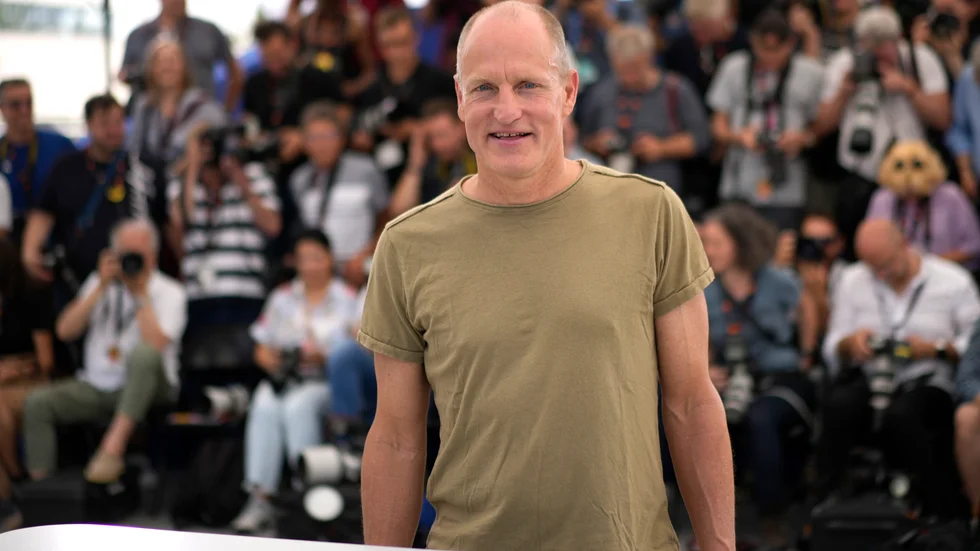 Woody Harrelson poserar för fotograferna när "Triangle of sadness" visades på filmfestivalen i Cannes där filmen fick det finaste priset, Guldpalmen.