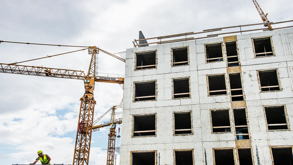 Bostadsprisraset har inte nått botten, enligt SBAB. Priserna kan falla så mycket som 20 procent innan det vänder. Arkivbild.