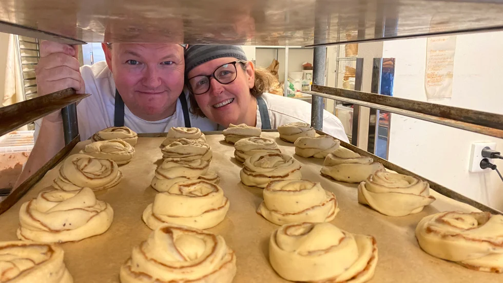Anna Randolf Schweitz och Robert Schweitz på Annas hembageri gör tusen kanelbullar denna dag. 