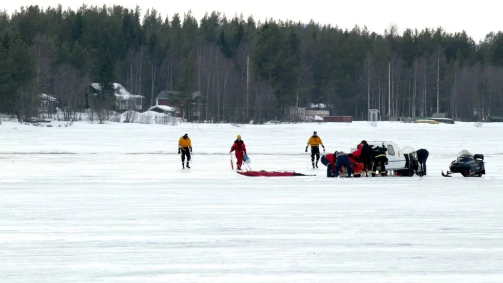 Att skotrar går genom isen händer litet då och då. Vid Nurrholm i Arjeplog klarade sig föraren av allt att döma undan med blotta förskräckelsen. Räddningstjänsten hade bara litet problem med att undsätta honom. (Arkivbild)