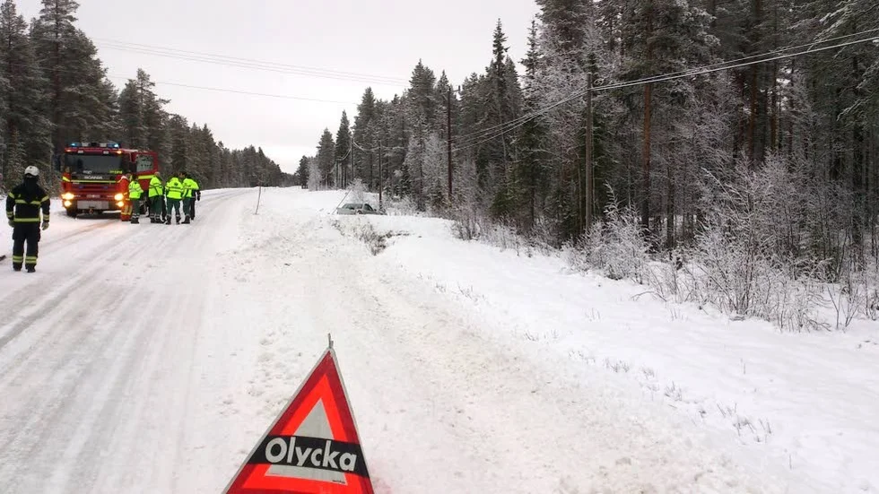 En personbil körde av vägen utanför Långträsk på väg 373 vid 10-tiden på måndagen. Två personer fördes med ambulans till sjukhus med lindriga skador.