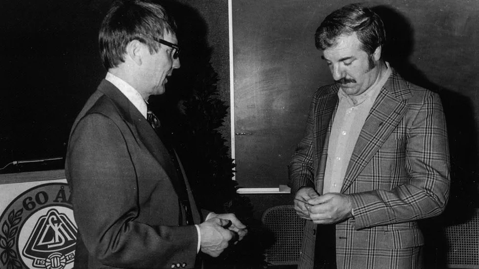 Gösta Åström (till höger) mottar stora ledarmärket i guld av Börje Idenstedt från Norrbottens Ishockeyförbund.