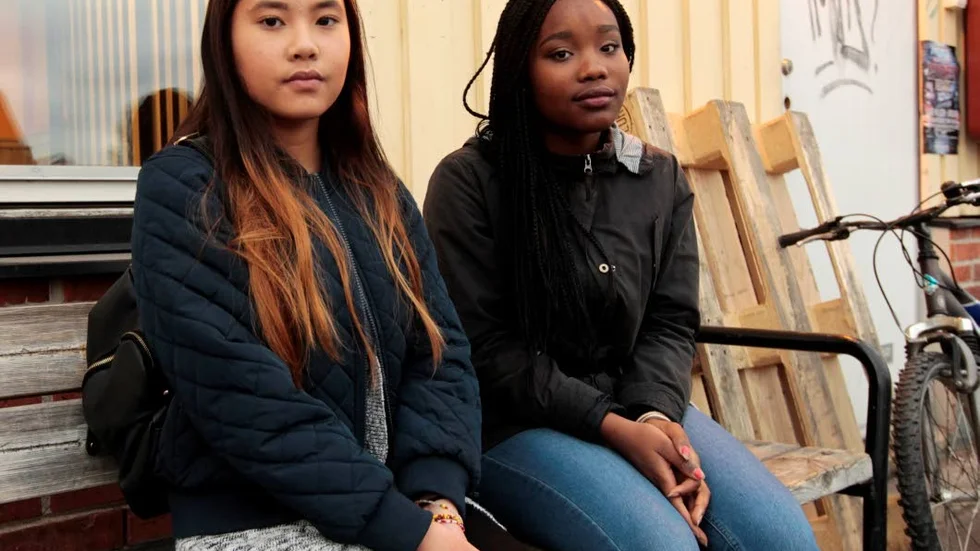 Anna Svedlund (till vänster) och Daniella Mukunzi har precis avslutat sin första praktikvecka på Vero Moda i Luleå. Första dagen blev dock inte som de tänkt sig då en äldre kvinna satte sig vid dem och vädrade sina rasistiska åsikter.
