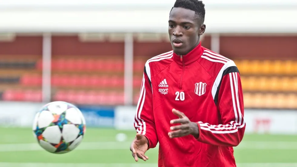 Edward Owusu tar klivet ner som mittback i matchen mot IFK Luleå. ”För lagets bästa”, säger han. (arkivbild)? foto: camilla berglund