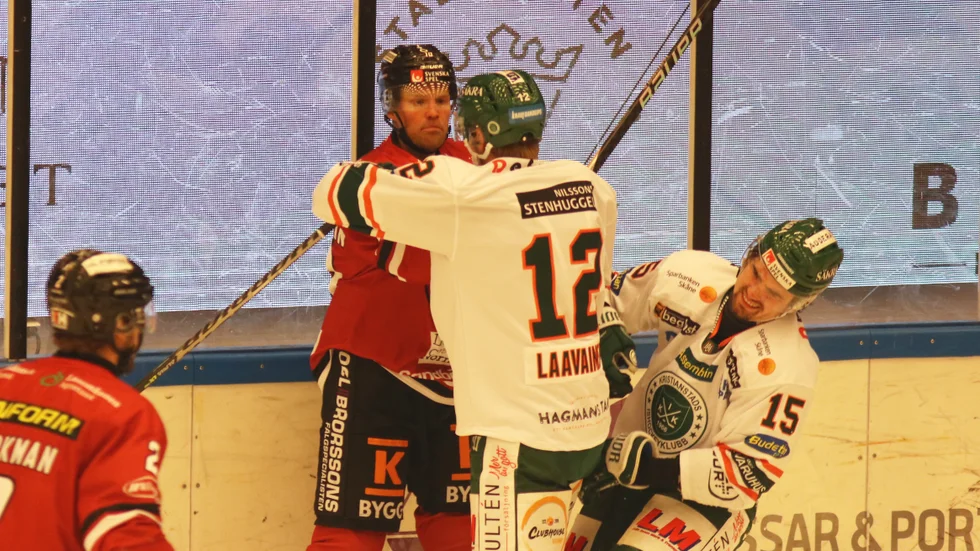Jesper Samuelsson i den ganska gruffiga tillställningen mot Kristianstad.