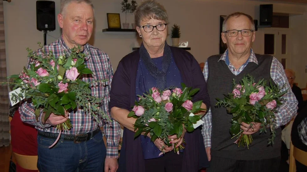 Jubilarerna Roland Sandberg, Mona Johansson och Stig Nilsson uppvaktades med rosor.
