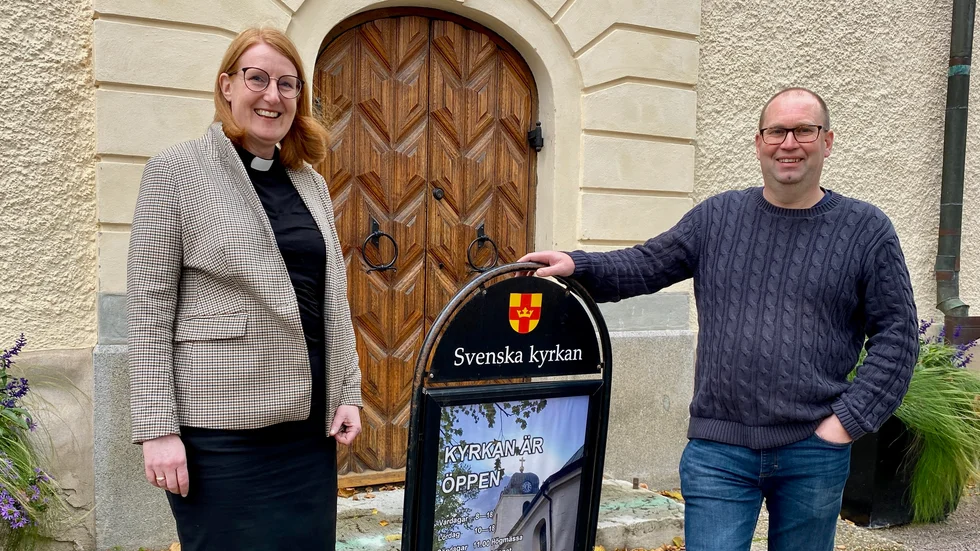Maria Åkerström och Stefan Kuylenstierna framför Mjölby kyrka, som just den här dagen är öppen. "Det känns viktigt för mig att säga att vi inte stänger kyrkorna, men att vi sänker temperaturen", säger Maria.