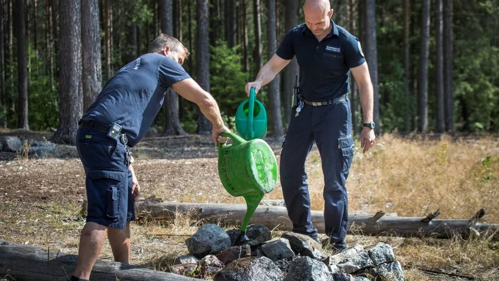 Glöden släcktes av de två personerna på plats.