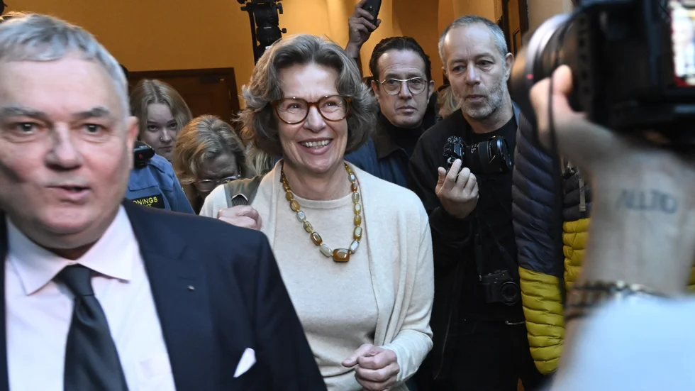 Birgitte Bonnesen på väg in i rättssalen i Stockholms tingsrätt med sin advokat Per E Samuelson.