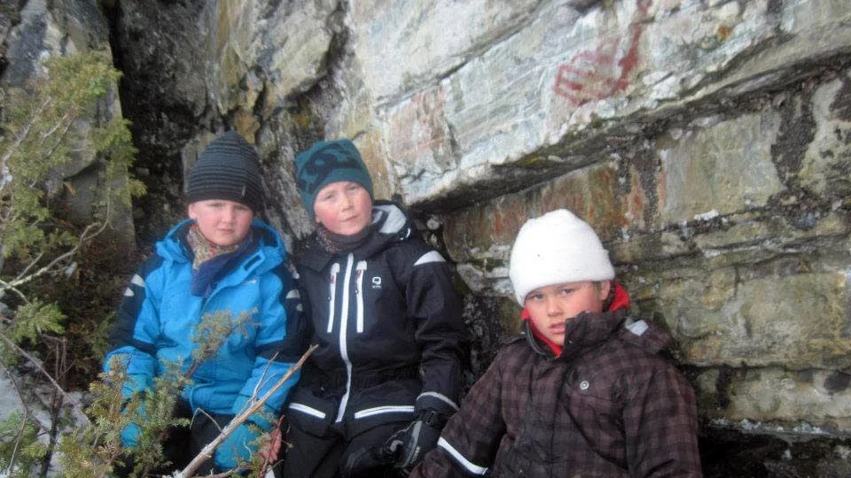 Den här bilden tog Maria Wallon vid sjön Kaskaure i april 2011. Från vänster: Emil Berglund, Erik Berglund och Melvin Burman som hittat spännande hällmålningar.
