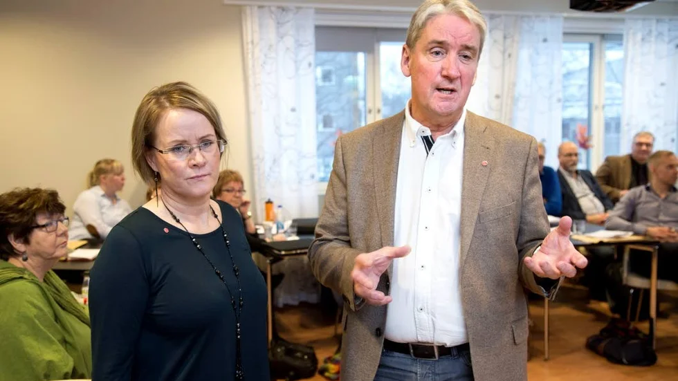 Maria Stenberg, nyvald ordförande i landstingsstyrelsen, bör ta emot den utsträvckta hand som Moderaternas gruppledare, Mattias Karlsson, i landstingsfullmäktige sträckt ut.