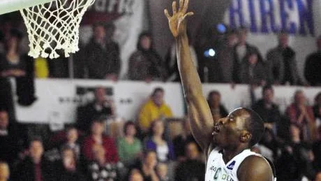 HÄNGANDE KORGAR. Dee Ayuba och Plannja Basket spelade på de hängande korgarna sedan brandmästaren dömt ut de korgar som står på golvet. Orsaken är brandsäkerheten och brist på utrymningsvägar.Foto: PETRA ISAKSSON