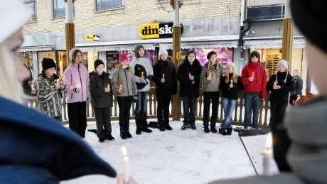 SÅNG MOT RASISM. Boskataskolans elever sjöng då 5i12-rörelsen manifesterade mot rasism och främlingsfientlighet Foto: Mattias Isaksson