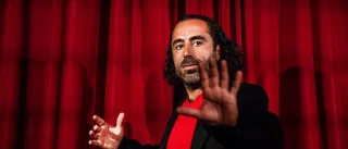 Så bra var Özz Nûjen på Eskilstuna teater: "Ägde scenen i 90 minuter"
