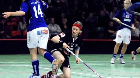 KNÄADE. IBK Boden och Michaela Kathriner åkte på bortaturné med förhoppning om att ta en vinst. Men efter 4-5 mot Karlstad och 3-8 mot Rönnby fick laget vända hem med noll poäng.