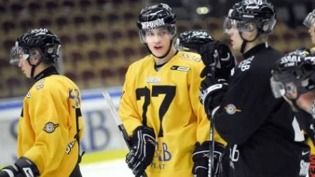 LADDAD. Robin Lindqvist är inte den som håller igen i närkamperna. Räkna med en hel del tufft spel när lagets förre lagkapten Mikael Renberg kommer tillbaka till sin gamla hemmaplan.