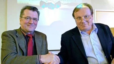HISTORISKT HANDSLAG. Pekka Vaattovaara, Kolari, och Bengt Niska, Pajala, tar i hand för att befästa det kommande samarbetet.