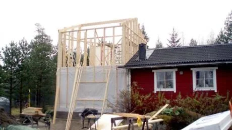 UPPGIVEN. Byggnadsnämndens ordförande i Luleå konstaterar uppgivet att detta bygge fortsätter trots att kommunen beordrat ägaren med vite om att stoppa och riva.