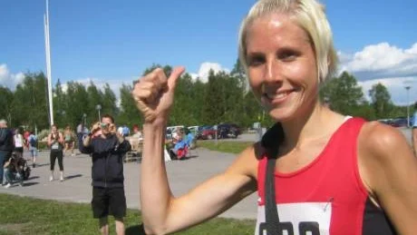GLAD. Cornelia Henriksson jublar efter målgången i Tjejjoggen.Foto: HÅKAN SVENSSON