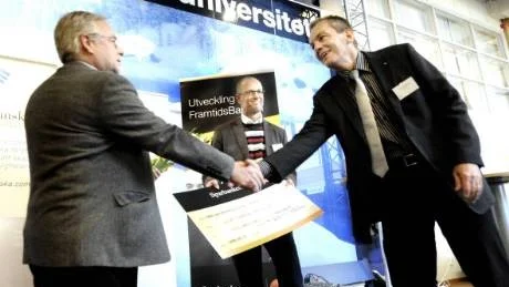 BILTESTMEDEL. Sparbanken Nords Gusten Granström delar ut stipendiechecken på 1,2 miljoner till pro-rektorn vid LTU, Erik Höglund. Projektet ska öka spetskompetensen i biltestföretagen i länet.