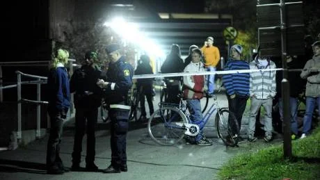 KNIVDÅD. Det var vid 22.30-tiden på fredagen som polisen fick larm om att en 16-årig pojke blivit svårt knivstucken vid badhuset på Hertsön.Foto: Linda Wikström