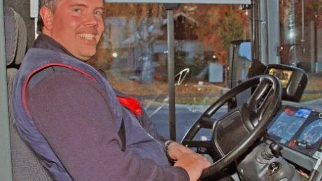 TÄVLAR i KUMLA. Mikael Eriksson tävlar i SM för bussförare i helgen.