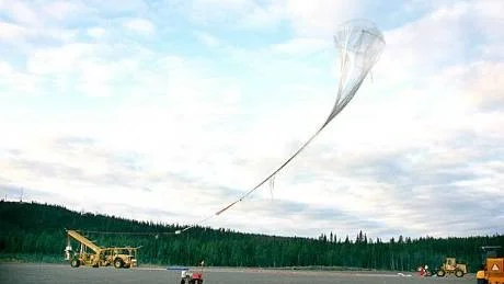 FRÅN EUROPA. I onsdags samlades ett trettiotal studenter från Europa på Esrange för att sända upp tre ballonger i Bexusprojektet.Foto: ROGER SCHEDERIN BEXUSBALLONG. Tre ballonger i europeiska studentprojektet Bexus sändes upp från Esrange på onsdagen.