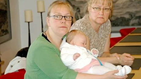 MISSNÖJDA. Josefin Andersson med dottern Ida Maria och Rut Johansson-Knoll var inte imponerade av Robert Forsbergs argument. "Det är ett bra sätt att visa att man är stark, att kunna erkänna när man har fel", försökte Josefin Andersson.