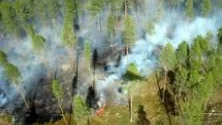 SVÅRSLÄCKT. Blåst och svår terräng ställde till det för räddningstjänsten när det brann i en bergssluttning i Vidsel.