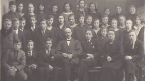 DUF-ungdomar i början av 1920-talet. Övre raden från vänster Runo Eriksson, Svea Öhman, Nanny Berglund, Sigrid Nordlund, Anna Nilsson, Birgitta Sandlund, Anna Nyman, Rut Öberg, Selfrid Nyman, Folke Johansson och Leo Berglund. Andra raden: Fingal Larsson, Alvar Lundgren, okänd, Aron Sandlund, David Nilsson, Betty Nyman, Nanny Berglund, Anna Samuelsson, Elisabeth Magnusson, Linnea Åkerlund, Märta Nyman, Astrid Larsson, Nanny Oskarsson, Beda Lundgren, Svea Tjärnkvist och Karin Eriksson. Första raden: Allan Holmdahl, David Sandlund, Hugo Nordlund, Karl Johansson, Johannes Sandlund, Tora Viklund, Hildur Nyman och Karl Viklund.
