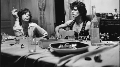 I dokumentären om Rolling Stones tid i Frankrike klagar bandmedlemmarna mycket på tillvaron, framför allt det faktum att de tvingades lämna sina liv i England. Här Mick Jagger och Keith Richards.