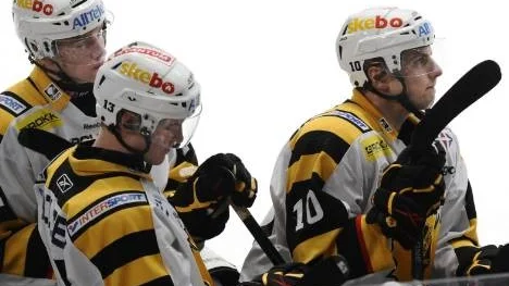 Skellefteåspelarna Adam Pettersson, Mikko Lehtonen och Joakim Lindström deppar efter den stora förlusten mot Djurgården - men Skellefteå AIK behåller ändå serieledningen.